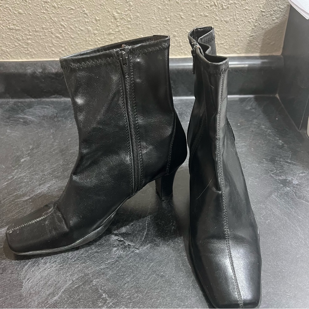 Black Heeled Boots Wm 9 high ankle zip slim silhouette man made materials.